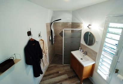 Photo de la salle de bain de la location Jade d'O - Nidamour.re